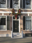 901045 Afbeelding van een kerstversiering boven de entree van het pand Maliebaan 36 te Utrecht.